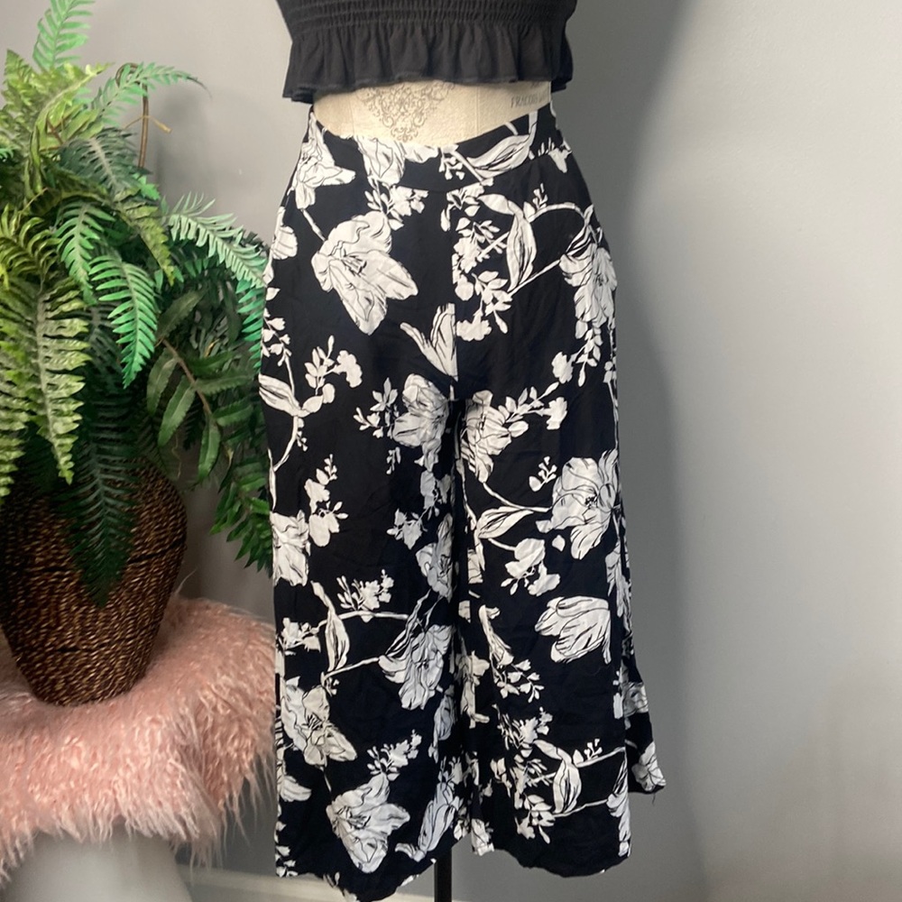 Cotton On Small Black and White Floral Gaucho Crop Pants w/ Pockets